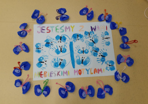 Plakat i motylki wykonane przez dzieci